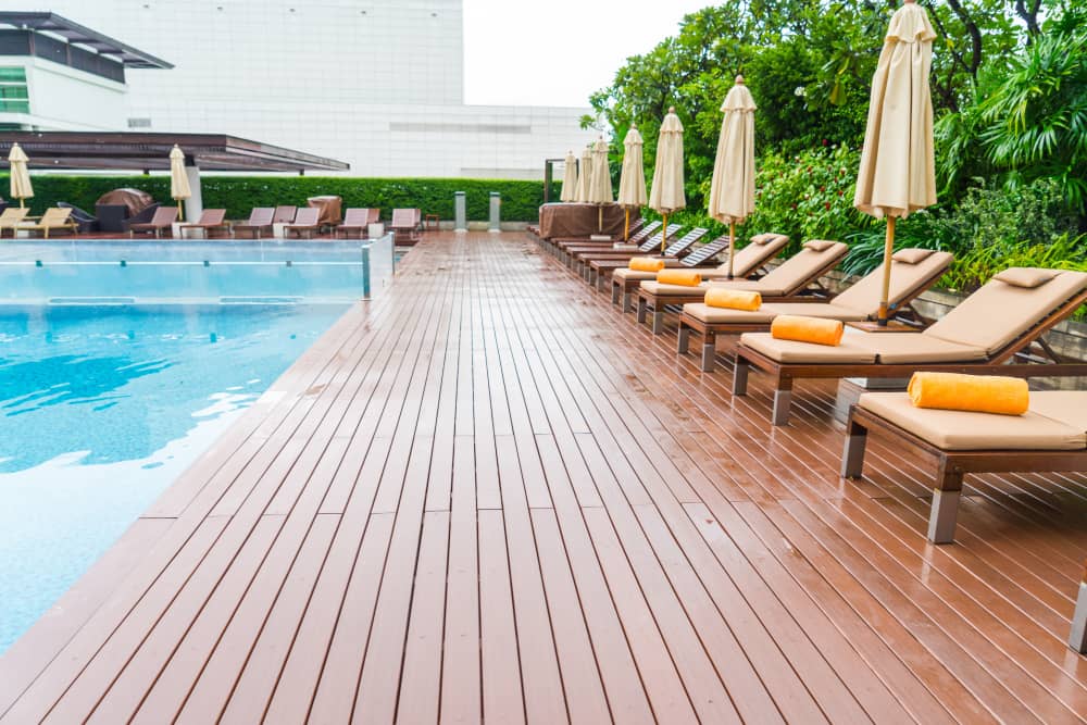 Piso para deck de piscina: beleza e durabilidade à beira da água